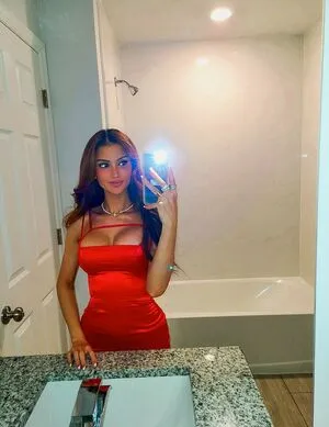 Elle Grenn Thumbnail Picture
