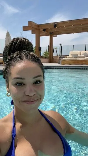 Elle Osili Wood Thumbnail Picture