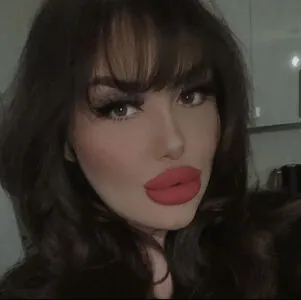 Ellehutchx Thumbnail Picture