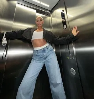 Elli H Thumbnail Picture