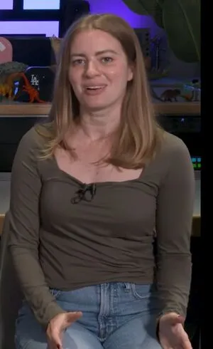 Elyse Willems Thumbnail Picture