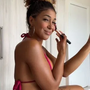 Emelly Souza Thumbnail Picture