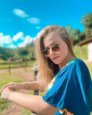 Emilly Schellmann OnlyFans Leaked Free Thumbnail Picture - #MX3Th6f1e5