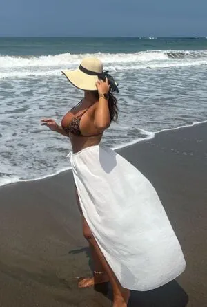 Emina Jahi Thumbnail Picture