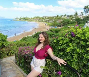 Emma Kenney Thumbnail Picture