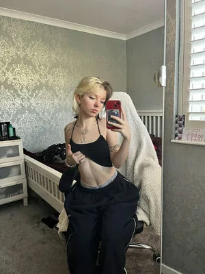 Emzeeni OnlyFans Leaked Free Thumbnail Picture - #2dWb5difj1