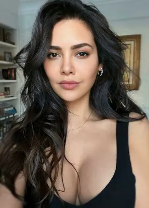Esha Gupta Thumbnail Picture