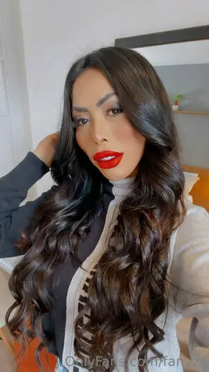 Estefany De Souza Thumbnail Picture