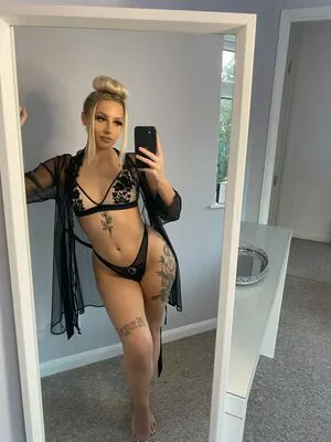 Evie Xo Thumbnail Picture