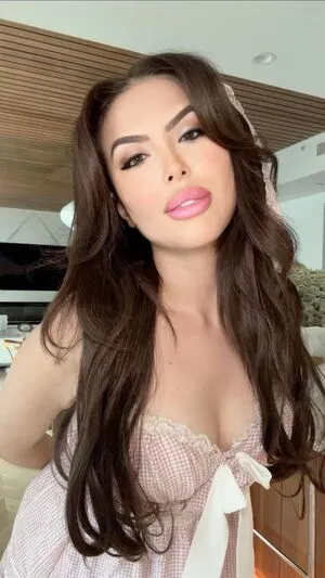 Faryal Makhdoom Thumbnail Picture