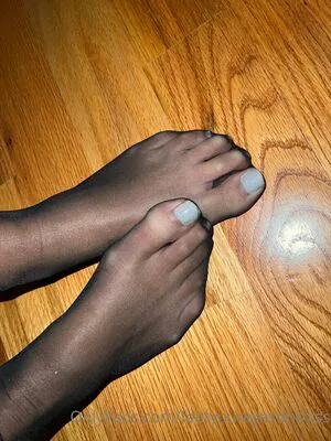 Feetyoureyesonthiss Thumbnail Picture