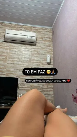 Flavia Oliveira Thumbnail Picture
