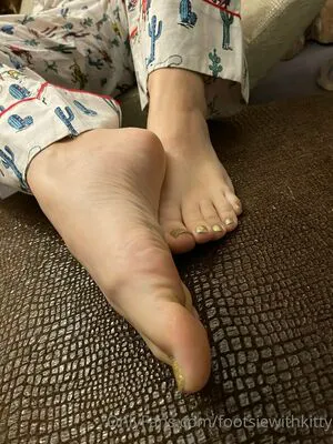 Footsiewithkitty Thumbnail Picture