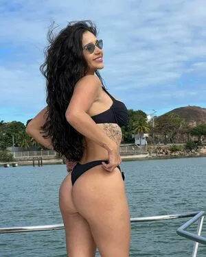 Gizelly Bicalho Thumbnail Picture