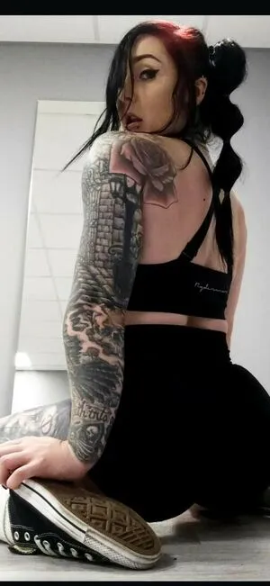 Goth Muscle Mommy Thumbnail Picture