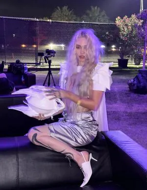 Grimes OnlyFans Leaked Free Thumbnail Picture - #mn6T2Hkz38