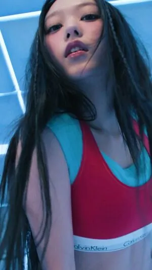Haerin Thumbnail Picture