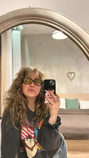 Haley Lu Richardson Thumbnail Picture