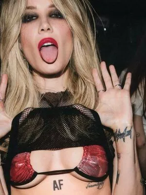 Halsey OnlyFans Leaked Free Thumbnail Picture - #5LX6aM2aw4