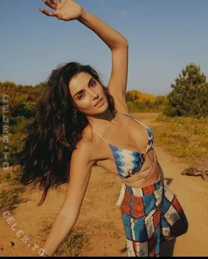 Hande Ercel Thumbnail Picture