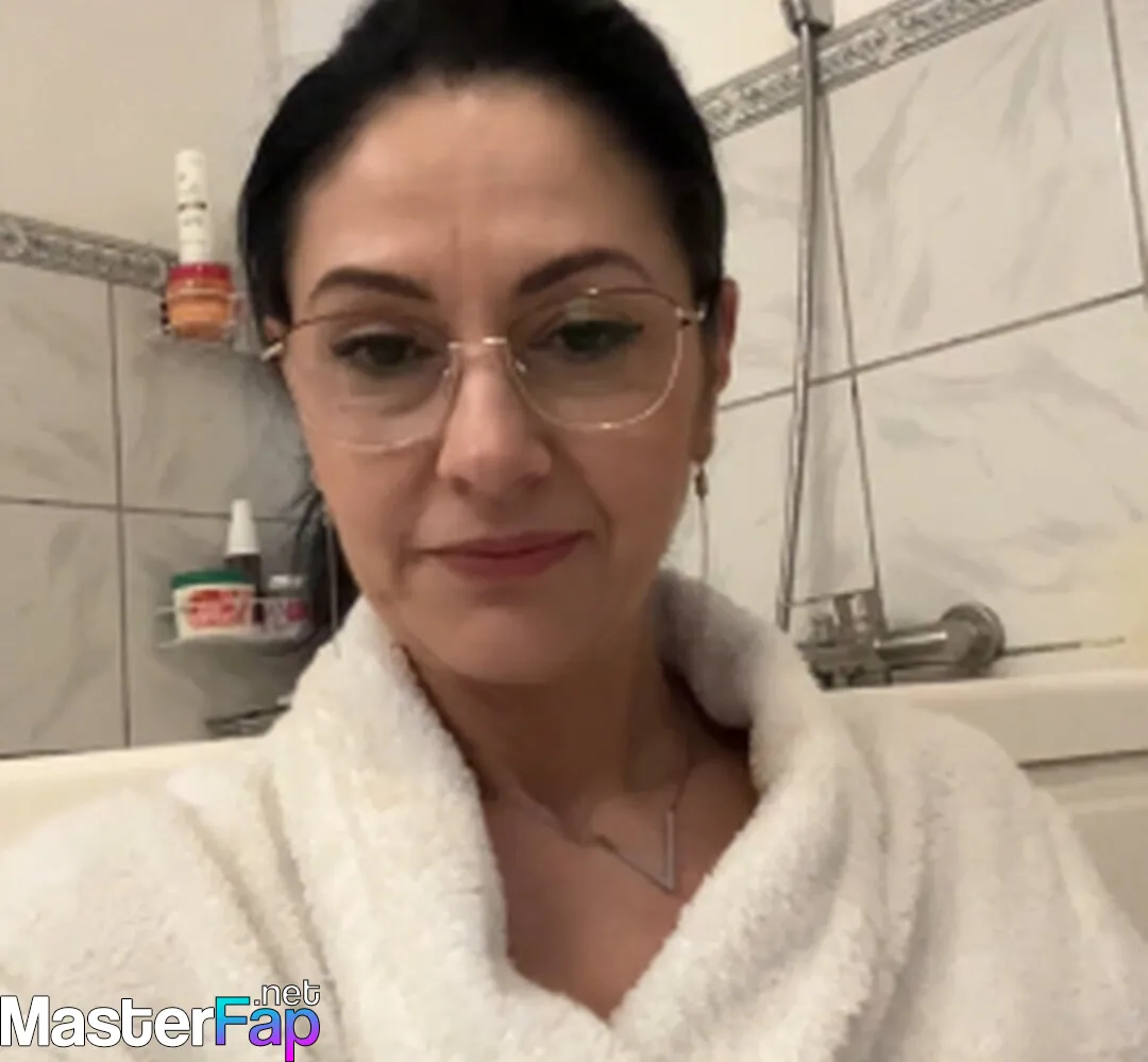 Ava and Victoria's seductive poses for their fans