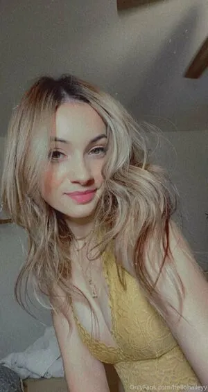 Hellohaileyy Thumbnail Picture