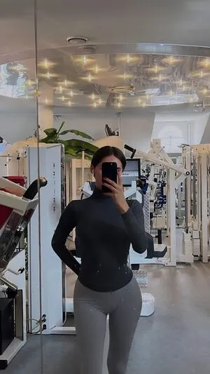 Hellozoey Thumbnail Picture
