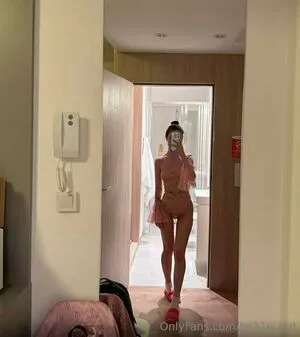 Ho11y Girl Thumbnail Picture