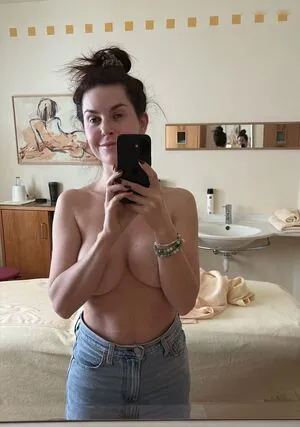 Ines Anioli Thumbnail Picture