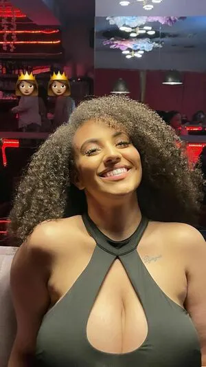 Ines Curly Thumbnail Picture
