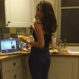 Isa Briones Thumbnail Picture