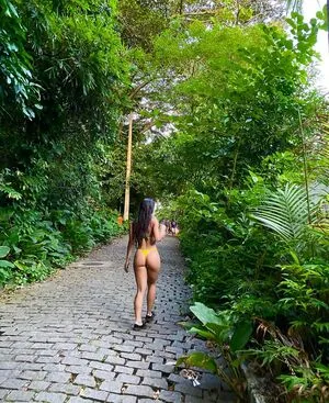 Isis Mesquita Thumbnail Picture