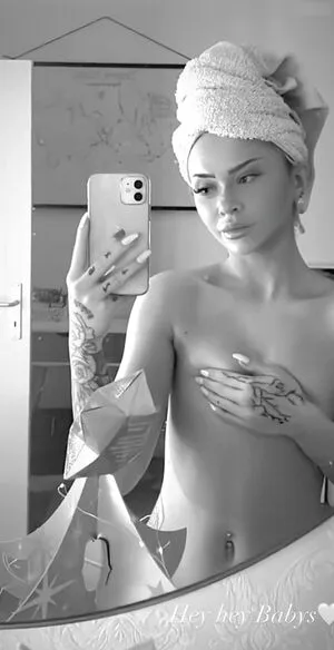 Its Laurabunnx Thumbnail Picture