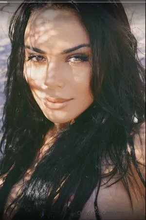 Izzy La Reina Thumbnail Picture