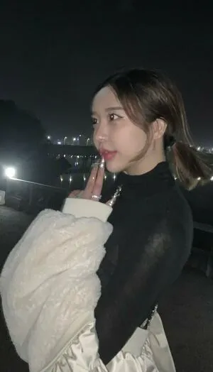 Jee I Queen Thumbnail Picture