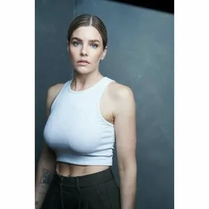 Jenna Rosenow Thumbnail Picture