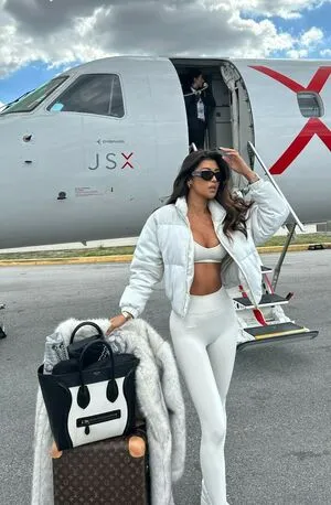 Jennleezy Thumbnail Picture