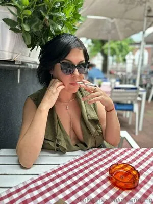 Jojosmoking Thumbnail Picture