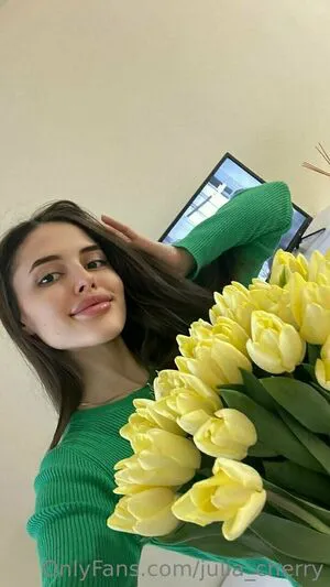 Julia Cherry Thumbnail Picture