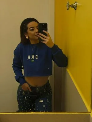 Julia Linhares Thumbnail Picture