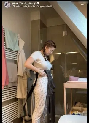 Julia Schulze Thumbnail Picture