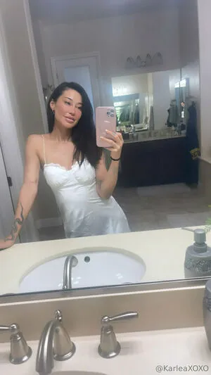 Karleaxoxo Thumbnail Picture