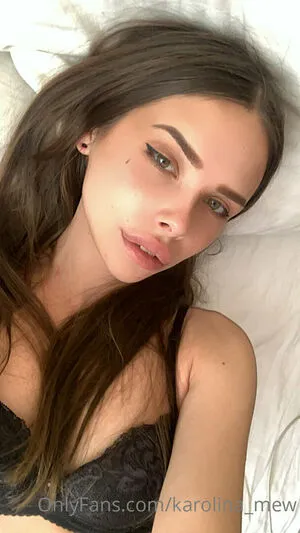 Karolina Wow Thumbnail Picture