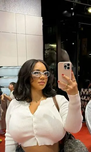 Katelynsade Thumbnail Picture