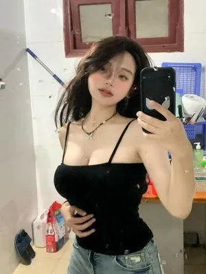 Khanh Linh Thumbnail Picture
