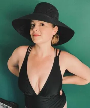 Kimberly Nixon Thumbnail Picture