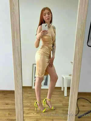Kira Rox Thumbnail Picture