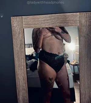 Ladywheadphones Thumbnail Picture