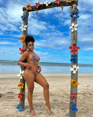 Lais Oliveira Profile Thumbnail