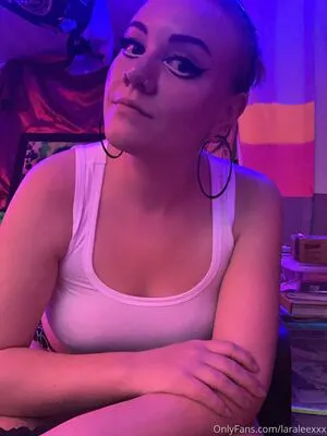 Laraleexxx Thumbnail Picture